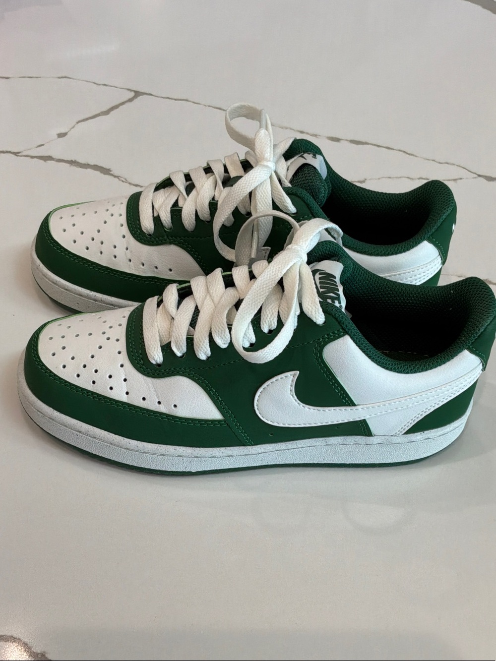 Nike Size 6 Women’s Low-Top Sneakers White Green Worn Trying On Minor Crease